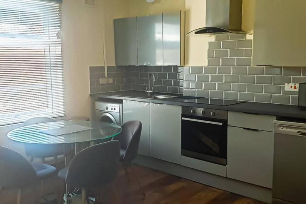 Flat C Gravesend 2 Bedroom Flat 2 Min Walk To Station & Town Centre Eksteriør billede